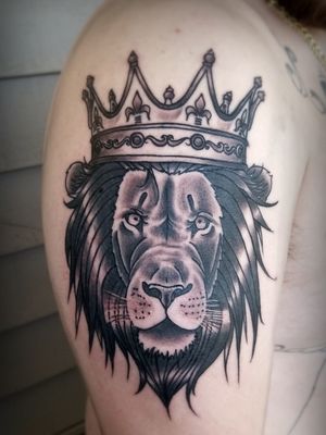 Lion and crown tattoo I did recently ! Thanks for looking!#liontattoo #kingtattoo #crowntattoo #tattoo #blackandgreytattoo #armtattoo #neotraditionaltattoo 