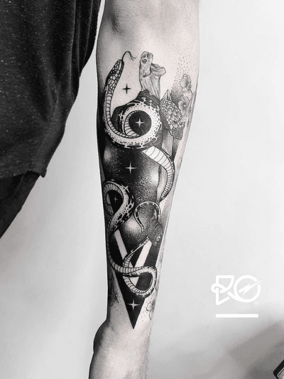 By RO. Robert Pavez • Roots II • Done in studio Chronic ink • 2018 #engraving #dotwork #etching #dot #linework #geometric #ro #blackwork #blackworktattoo #blackandgrey #black #tattoo #fineline