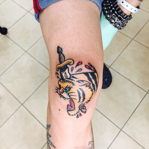 #tigretattoo #tigre #tigertattoo #tiger #tigreoldschool #tigreoldschooltattoo #tigeroldschool #tattoo #tattoos #tattoodo #tattooed #tattooing #sunskin #sunskinmachines #lauropaolinimachines #workday #workoftoday #worldfamousink #autoinflitto #autoinfliggersi