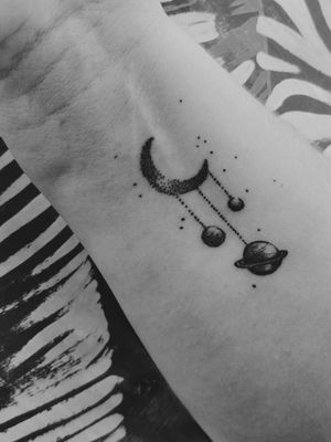 🌙 #moon #moontattoo #planets #space #spacetattoo #minimal #minimaltattoo #tiny #tinytattoo #stattoos #girlswithtattoos #tattoos #tattooofinstagram #tattoooftheday #bishop #bishoprotary #inked #inkedgirls #vsco #creative #creativetattoo 