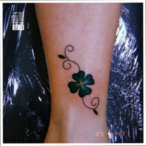 На счастье и удачу 🍀 и немного цвета для @7lediboss 😌 (Апрель '17)...А как у вас с Удачей в жизни? Делитесь в комментах 👇...#тату #клевер #четырехлистныйклевер #trigram #tattoo #inkedsense #clover #fourleafclover #tattooist #кольщик 