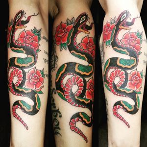 Traditional old school style snake #oldschooltattoo #oldskooltattoos #oldskool #traditionaltattoos #traditionaltattoo #traditional #traditionalsnake #snakes #snaketattoo #snake #traditionalrosetattoo #traditionalroses #traditionalrose 