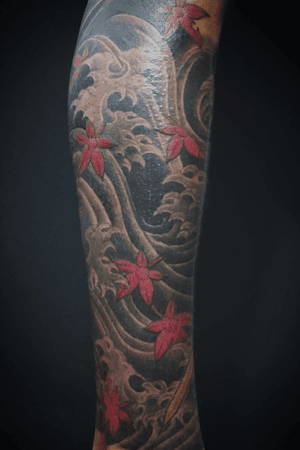 All shading and coloring by hand. Momiji with waves. will continue thigh next time. Maori tattoo are not by me筋:マシーン 暈しと色: 手彫り 紅葉波・appointment via e-mail Kensho@japantattoo.net・・・・#tebori #coverup #handpoke #horimono #irezumi #japantattoo #japanesetattoo #japaneseirezumi #wabori #traditionaltattoo #ink #inked #tattoo #tattoos #tattooed #tattoolife #tattooartist #tattooing #tattooart #irezumicollective #tattoostyle #tatuaje #手彫り #刺青 #タトゥー  #amsterdamtattoo #manifactoamsterdam #amsterdam