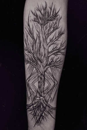 #tree #treetattoo #tattoo #blackwork #geometric #saragontie
