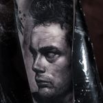 Tattoo by Youngjin Jung #YoungjinJung #blackandgreyrealismtattoos #blackandgreyrealism #blackandgrey #realism #hyperrealism #realistic #JamesDean #movie #actor #film #portrait #rip