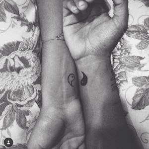 ying yang, metadinha... tatuagem de casal <3