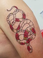 Serpiente hecha por Sael Chavero #SnakeTattoo #TatuajesLaClinica #Serpiente #MiniRosas #RoseTattoo 