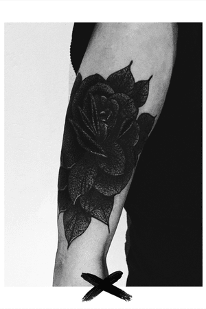 Black dust traditional, “black rose”. #Black #blackandgrey #flower #rose #Chillinkillin 