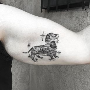 Татуировка Марлона М Тони #Марлонмтони #dogtattoos #dogtattoo #собака #животное #портрет питомца #лучший друг человека #иллюстративная #линейная работа #дашунд #сатурн #галактика #космос #звезды