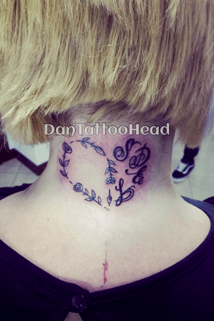 #cuore #heart #hearttattoo #cuoretattoo #tattoocuore #tattoheart #cuoredifoglie #cuorefiorato #cuorefiorito #lettering #letteringtattoo #letteringtattoos #letteringcuore #tattoo #tattoos #tattooedgirl #tattooed #tattoodo #sunskinmachine #lauropaolinimachines #eternalink 