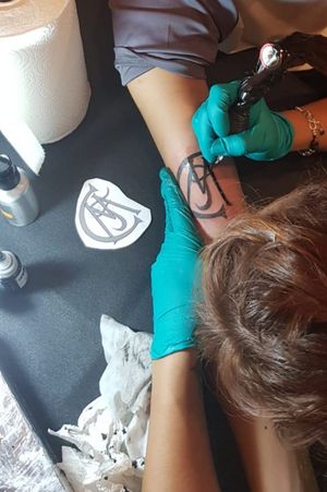 #tatuajes #tatuado #tatuando #tatuandoenpiel #tatuadoresmadrid #enpiel #soytatuadora #tatuajesfamiliares #familia #amor #tattoo #tattoos #tattooing #Iamatattooist #tattoist #family #familytattoo #familylove #tattooworkers #tattostyle #tattoart #tattoartist #tattooworld #TattooWork #tattooworkers 