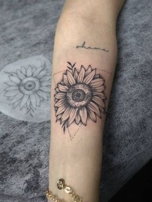 Sunflower ✖️ Instagram @patrickalvestattoo #tattoo #girassol #fineline #blackwork 