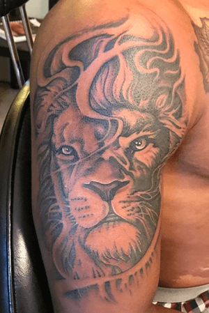 Lion Half Sleeve #lion #liontattoo #realism #realistic #jungle #kingofthejungle #Africa #shading #shouldertattoo #shoulder 