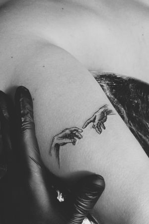 Il creazione di Adamo ii #creazionediadamo #creationofadam #sistinechapel #michelangelohands #Michelangelo #art #arte #operadarte #operaditattuagi #tattoo #tattoos #minimal #minimalart #minimaltattoos #tattooartist #tattooart #bishop #bishoprotary 