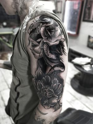 #tattoo #tattoomen #snake #snaketattoo #rosetattoo#snakeandrosetattoo #tattooed #tattooist #blackandwhitetattoo 