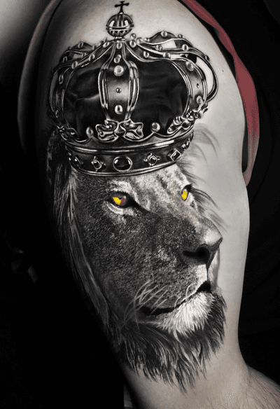 finalizado hoje. 12h de trampo #liontattoo #lion #animal #king #blackandgrey #blackandgreytattoo #intenzepride #crown #inkjecta #inkeeze