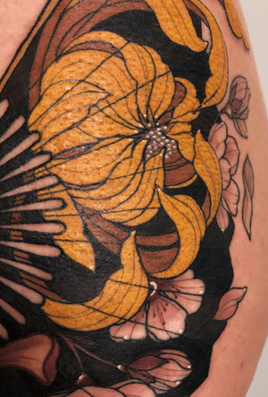 Details japanese fan by Jen Tonic #fan #japanese #neotraditional #neotraditionaltattoo #flower #thigh #chrysanthemum #cherryblossom #color 