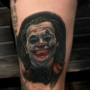 WHO IS YOUR FAVORITE JOKER ?!      Burnt a little midnight oil last night with @inkbytrip on this brand new Joker portrait from the movie coming out next October! ( #FIRST 😉 )