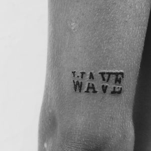 🌊 #wave #waves #wavetattoo #wavelover #surfer #surfertattoo #summer #summerinspiration #sea #sealover #seatattoo #letteringtattoo #letteringtattoos #letters #sunskin #sunskintattoomachines #tattooed #tattooart #tattooedguy #manwithtattoo