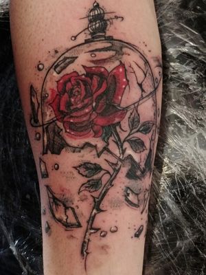 🌹#rose #rosetattoo #redrose #glass #tattoo #tattooart #tattoolover #inspirationtattoo #flowertattoo #bishop #bishoprotary #tattooartist 