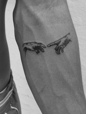 Il creazione di Adamo i#creazionediadamo #creationofadam #sistinechapel #michelangelohands #Michelangelo #art #arte #operadarte #operaditattuagi #tattoo #tattoos #minimal #minimalart #minimaltattoos #tattooartist #tattooart #bishop #bishoprotary 