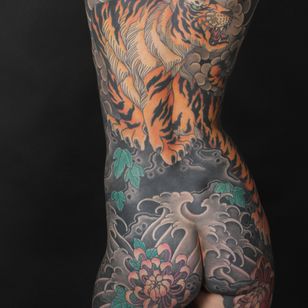 Tatuaje de tigre japonés por Daniel Cotte #DanielCotte #japanese #tiger #wave #chrysanthemum #clouds #bagpiece