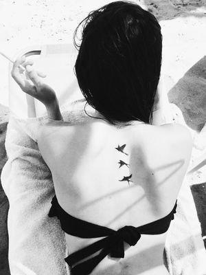 #birds #birdstattoo #shallow #shallows #stattoo #stattoos #minimal #minimalistic #minimaltattoo #girlwithtattoos #supersmalltattoos #elegance #elegant #arte #art #tattooart #tattooartist