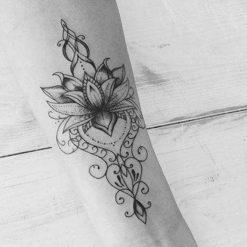 🇮🇳 #mandala #mandalatattoo #mandalas #tattooart #tattoolovers #girlswithtattoos #girl #minimal #minimalistic #spiritualtattoo #spiritual #mininalisticaltattoo