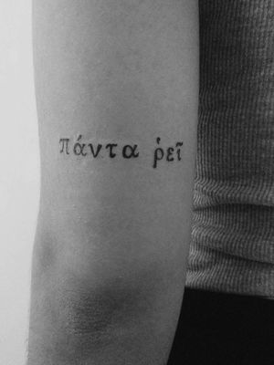 #lettering #letteringtattoo #quotes #quotestattoo #greekquotes #greek #greekletters #greece #iraklitos #iraklitosquotes #sunskin #sunskintattoomachines #tattooed #tattooart #tattooedgirl #girlwithtattoo #minimal #minimalistic #minimaltattoo 