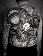 Snakes battle on Guillaume. #noksi #noksitattoo #blackwork #snaketattoo #snake #snakebattle #blackworktattoo #tattoo #backtattoo #fullback 
