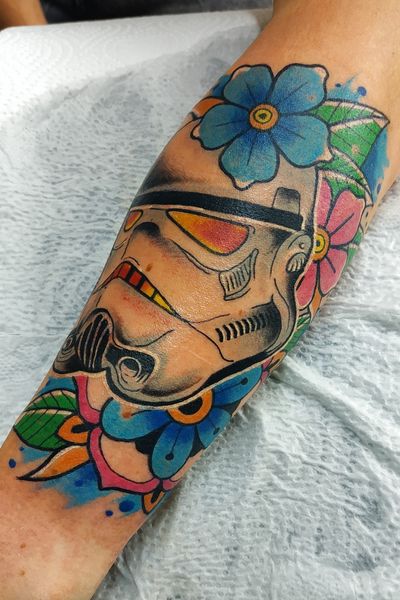 Stormtrooper powa! by Tondrik. Do not copy please #tondriktattoo #starwars #starwarstattoo #starwarsfan #tattooartist #tattooartistmagazine #neotraditionaltattoos 