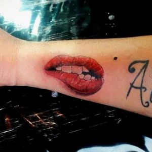 Tattoo labios realismo #realismtattoo  #colortattoo #inkedgirl 