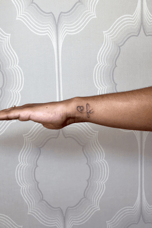 Tatuagem delicada #minitattoo #fineline #minimalist #tatuagem #tattooartist #fé #faith #sp #zonasul 