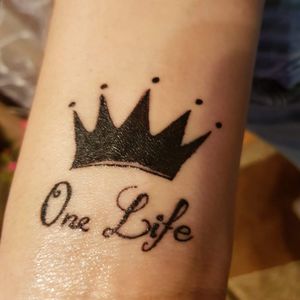 #crown #crowntattoo #onelife #black #easyink 
