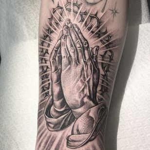 Tatuaje de Em Scott #EmScott #Chicanotattoos #Chicano #Chicanostyle #Chicanx #Jesus #clappers #prayer #crownofthorns #light