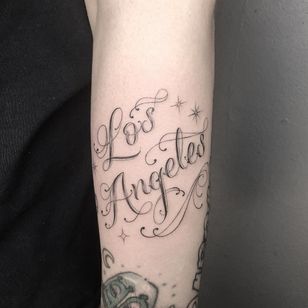 Tatuaje de Em Scott #EmScott #Chicanotattoos #Chicano #Chicanostyle #Chicanx #losangeles #script #stars
