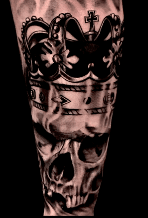 #skull #crown #realistictattoo #blackangrey #color #fkirons #tattoo #tattooink #pomezia #roma #tattoolove #tattoolife #ink #inked #switzerland #inkworld #zurich #inkmania #inkmaniatattooconvention #lovemyjo #tattootime #tattoopeople #inkboy #photooftheday #worldfamousink #tattoopeople #tattoo2me