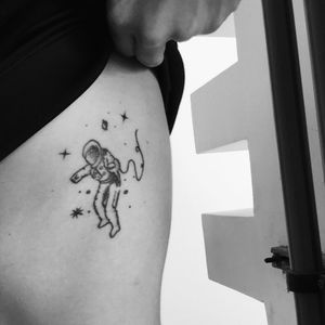 ⚠️ #space #tatto #astronauttattoos #astronaut #spaceman #spacetattoo #planets #planet #stars #space #girlwithtattoo #minimal #smalltattoo #tinytattoos 