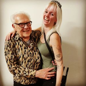 Yesterday I went to Lyle Tuttle, 70 years in tattoos. It was very interesting and this man is a legend! He's 87 years old and still going strong about his passion. Really spontaneous photo, because he made me laugh.