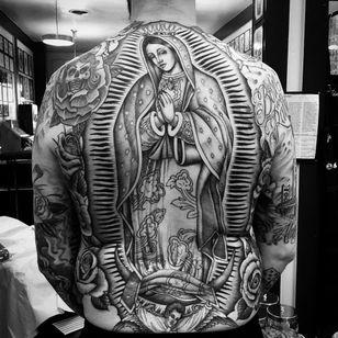 Tatuaje de Chuco Moreno #ChucoMoreno #Chicanotattoos #Chicano #Chicanostyle #Chicanx #VirginMary #ladyofsorrows #rose #skull #sugarskull
