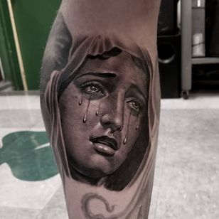 Tatuaje de Freddy Negrete #FreddyNegrete #Chicanotattoos #Chicano #Chicanostyle #Chicanx #VirginMary #tears #retrato #realismo
