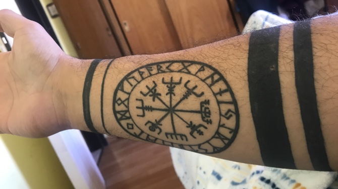 Vegvisir Tattoo Schulter