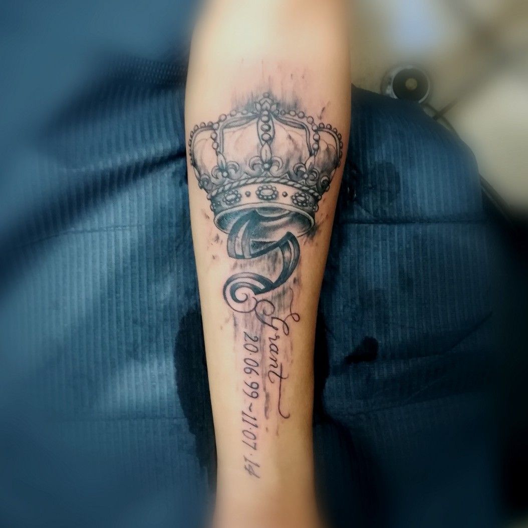 Wrist tattoo K Crown and Libra zodiac | Tattoo design for hand, Star tattoo  designs, Tattoo lettering