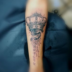 Crown and script tattoo designed and inKed by K#tattoo #ink #tatttoos #worldfamousink #eikondevice #greenmonster #tattooaddictsouthafrica #gunwax #thelightningstation #tam #tattoodo #crowntattoos #crown #blackandgreytattoo #memorial 
