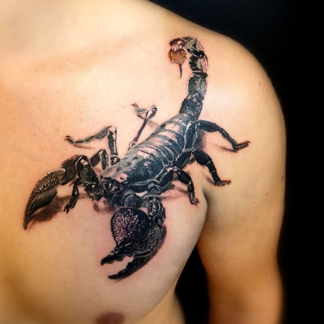татуировки на груди скорпион