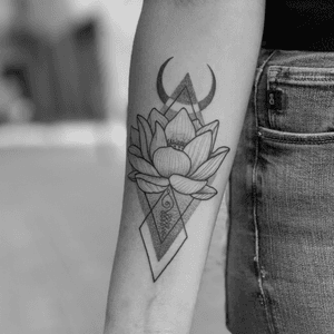 Done at loyalty  tattoo bcn🔥🔥🔥 #dotwork #geometric #flower 