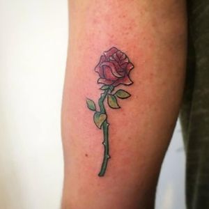 Tattoo by @Samfarfan #rose #rosetattoo #smalltattoo #colortattoo #color #tattoo #tattoed #ink #inked #redrose #fineline #madrid #madridtattoo #tattooedmodel 