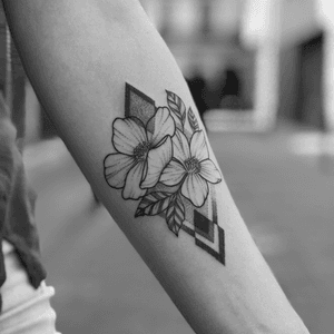 Done at loyalty  tattoo bcn🔥🔥🔥 #flower #flowertattoo #dotwork #dotworktattoo #geometric 