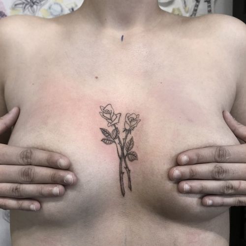 Hand Poked Tattoo done at Manomorta Tattoo Bergamo.  For info write me silviaplacenta@gmail.com  #handpoke #handpoketattoo #handpoked #sticknpoke #tattooartist #tattooitaly #tattooist #tattooitalia #Tattoodo #inked  #inkedgirls #tattooforgirls #rosetattoo 