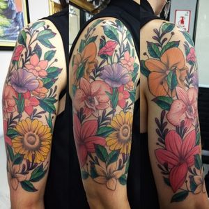 #FlowerTattoo hecho por May Ramirez 🌻🌺🌹😎 #HayMomentosQueDuranParaSiempre #TatuajesLaClínica #Desde1995 #TatuajeFloral #FlowersTattoo #Flower #flowertattoodesigns #Flowertattoosleeve #FlowerTattooArt #FlowerTattooIdeas Flowersoftheday #Tattoodo #tattoodobabe 